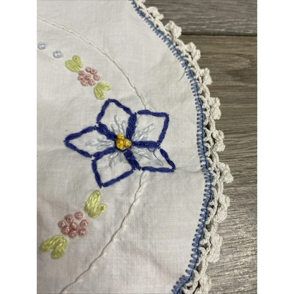 Vintage Floral Hand Embroidered Crocheted Trim Oval Doily Table Runner‎